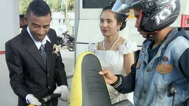 Masih Pakai Baju Pengantin, Petugas SPBU di Bajawa Layani Pengendara Isi Bensin