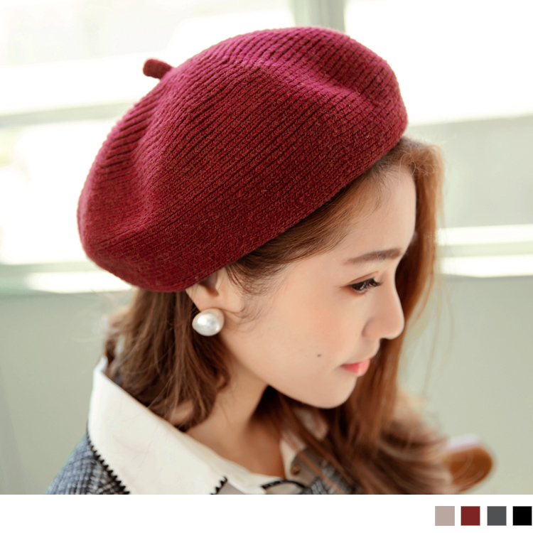 選用沉穩的飽和色調做為基底色<br />創造出簡約又帶點復古的味道<br />畫家帽的版型讓頭型和整體<br />都有藝術的質感氣息<br /><br />**************<br /><br />小提醒：<br />毛線帽長約:26cm、頭圍直徑約:26cm、至高處約12cm<br />*手工測量為正負1-2cm誤差值是正常的唷 <br />*本商品不列入折20的活動唷！