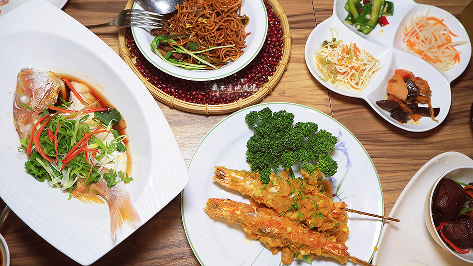 醋溜土豆絲,酸豆炒肉末.富貴白斬雞拼當歸香腸,河南蒸麵,清蒸臭豆腐,毛氏紅燒肉附刈包,爐烤大草蝦佐味增醬,六色匯時蔬,清蒸海上鮮,白菜獅子頭砂鍋