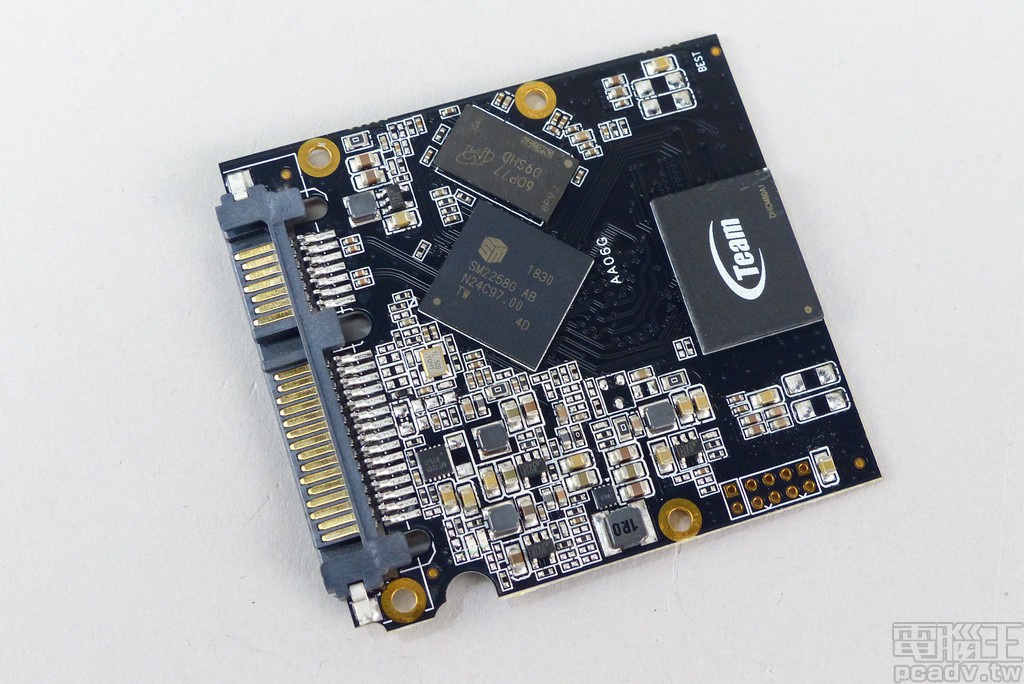 DELTA S TUF Gaming RGB SSD 內部所安裝的晶片，均集中於電路板正面