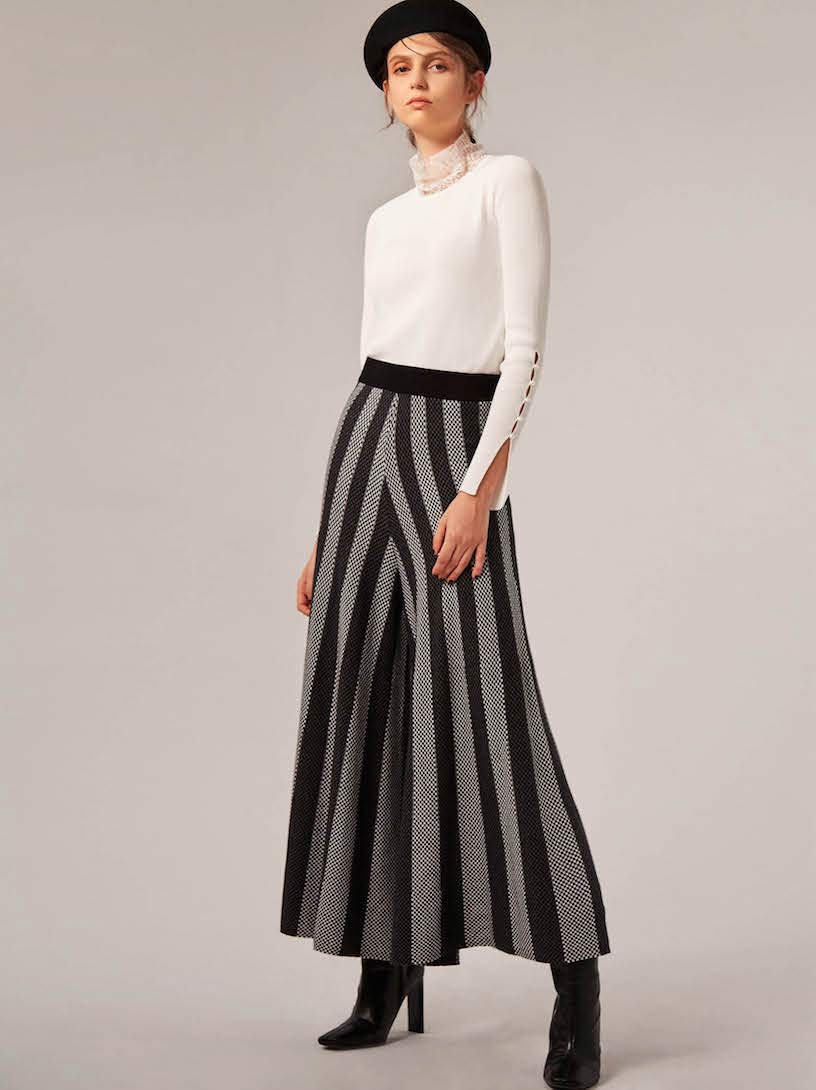 MOMA 條紋闊腿針織裙褲 條紋織紋加上闊腿褲版型展現大膽吸睛造型亮點，舒適針織面料讓肌膚倍感柔和舒適。 商品尺寸表－單位：公分 ※本尺寸表皆為水平測量，會因布料彈性、水洗處理、測量起訖點等因素，與實