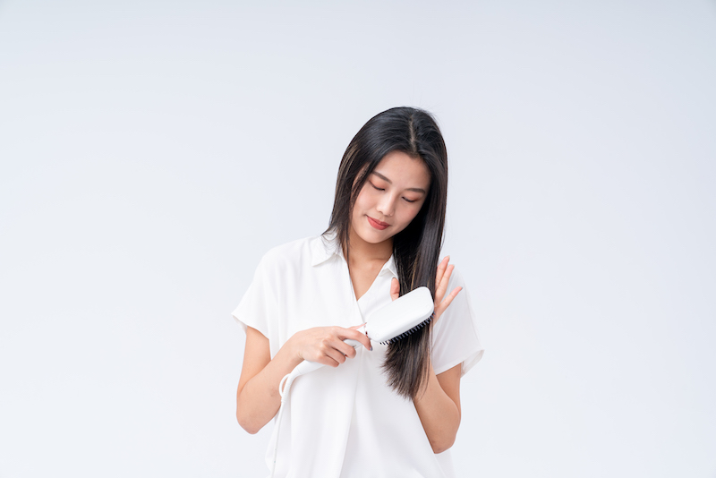 飛利浦沙龍級陶瓷電熱直髮梳BHD880獨特添加摩洛哥精油，讓梳髮過程更加滑順，讓消費者頭髮越梳越亮。