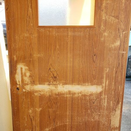 古い 汚い リビングのドアをモールディングでリメイク