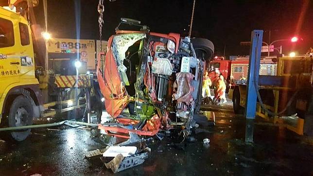高雄曳引車撞消防車奪命 駕駛10萬元交保