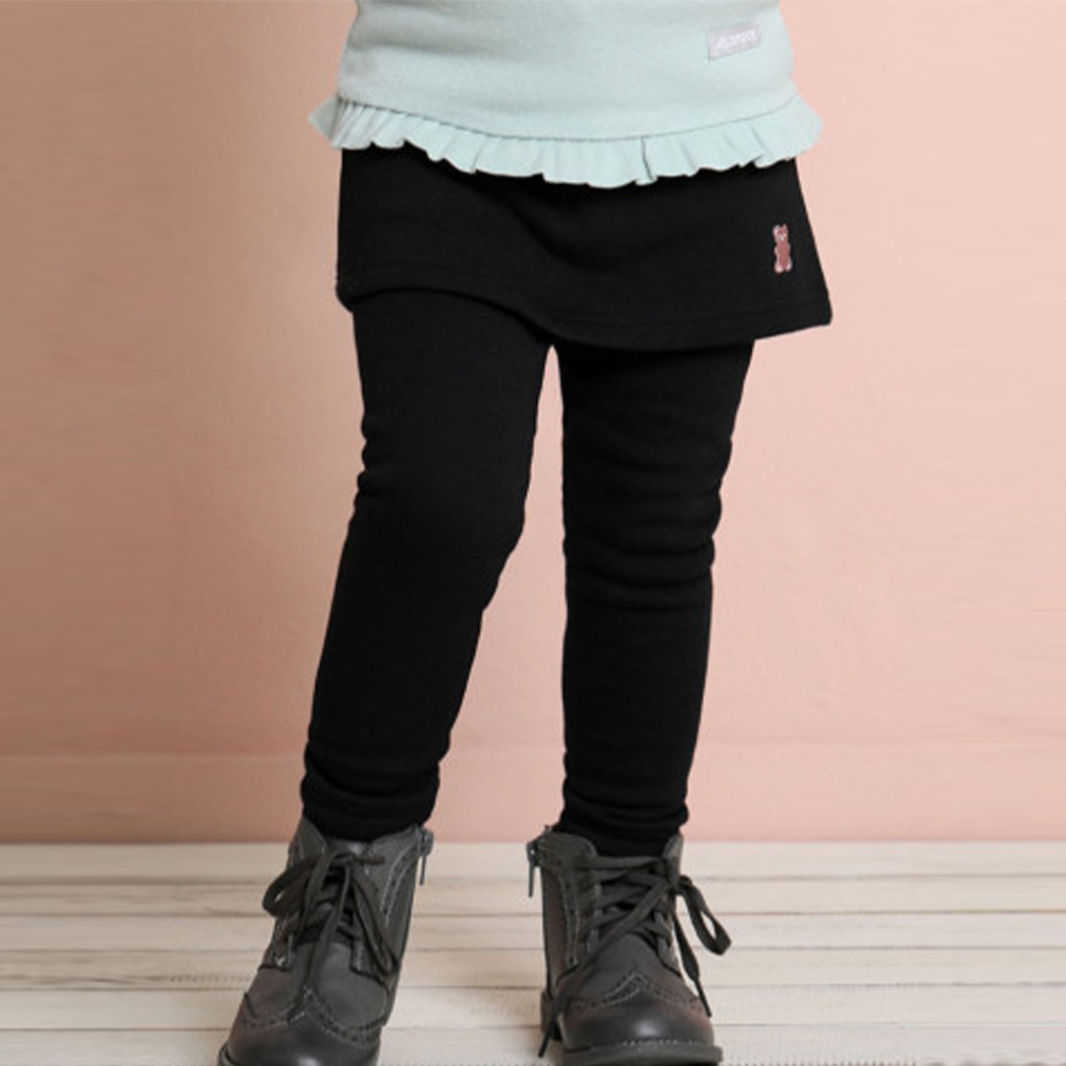 韓國人氣童裝品牌 Jelispoon。90-150cm，男女寶都有。時尚潮流×百搭實穿。專櫃品質，精緻選料做工。韓國連線預購商品如遇缺貨會立即通知媽咪並協助取消退款事宜，請可接受的媽咪在下單喔～;韓網