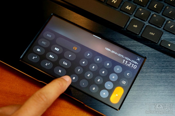 Asus 推出雙螢幕筆電 ZenBook Pro，觸控板「ScreenPad」變成你的第二個螢幕