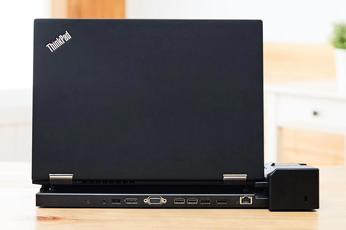 ThinkPad 基本擴充基座為底座式設計，提供支援的 ThinkPad 更多擴充 I/O 埠。