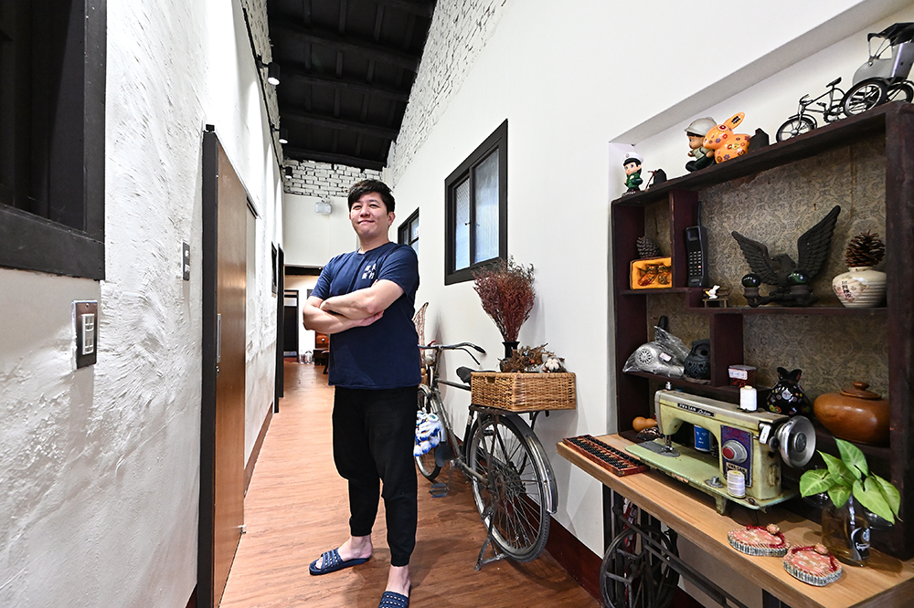 老媽寶眷村民宿在老件家私布置下，充滿老派生活記憶。(攝影/Carter)