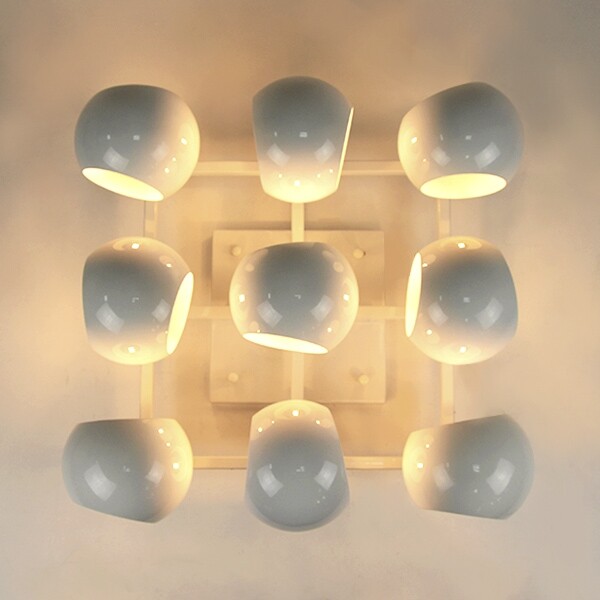 半圓形燈罩以烤漆表現其低調時尚的行格 讓人忍不住想一探究竟 簡單的造型搭配白色系北歐風一手輕鬆掌握