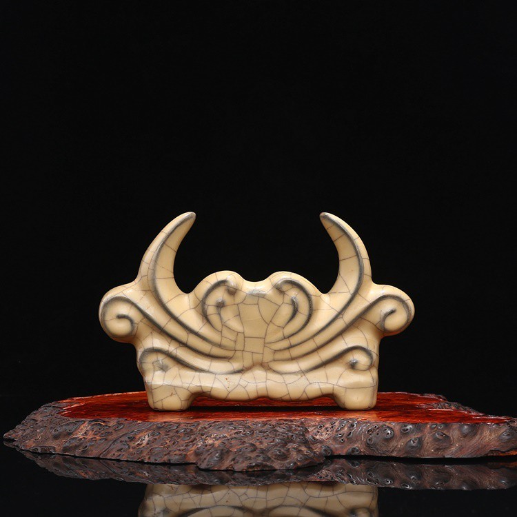 品名宋 哥窯 金絲鐵線 牛角筆架 尺寸高12.50cm 長19.50cm 底徑14.20cm 重量0.64kg 哥窯瓷器以爐瓶洗盤碗等仿古式樣為主其最顯著的特征是大開片中套小裂紋即所謂的金絲鐵線哥窯瓷