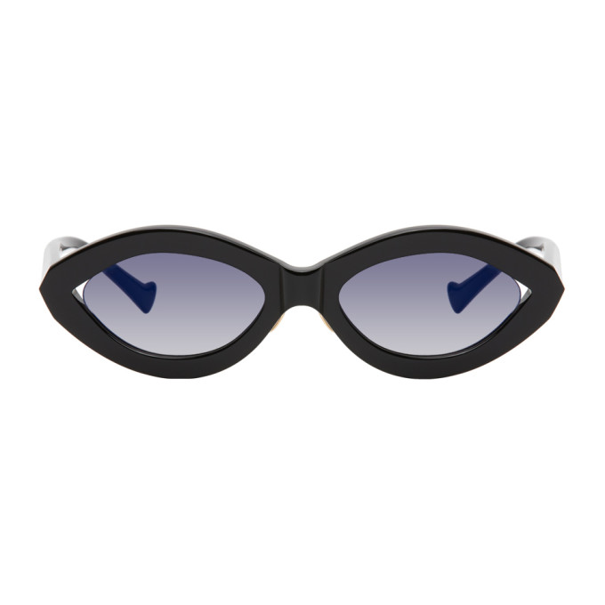 手工制黑色猫眼太阳镜。灰色 ZEISS® 镜片，100% 紫外线防护。正面镂空细节，可调节式金属鼻托饰有徽标雕花。尺寸：53.21 145。配有铰链开合的软质帆布镜盒。供应商配色：Black