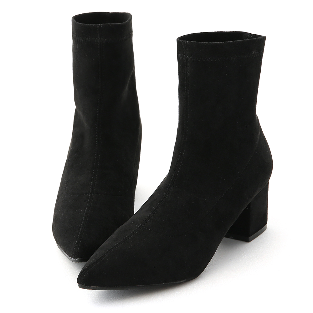 以簡約設計感取勝， 擁有無可挑剔的超好搭靴型設計 精心改良的合腳踝圍讓顯瘦感大大提升 整體看起來簡單卻有設計感， 優雅的尖頭鞋楦具有修飾腳型的效果 5cm復古粗跟，跟穩好穿是加分重點 選用橡膠防滑鞋底