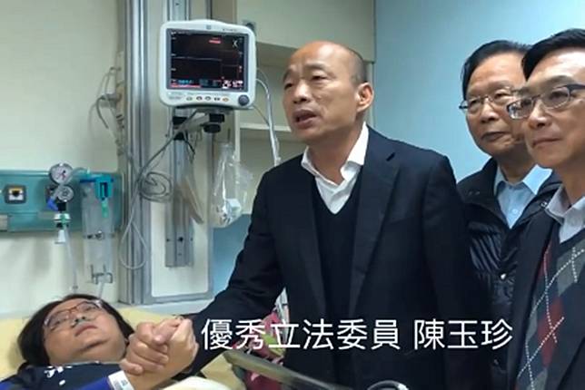 不只夾手手！細數陳玉珍一籮筐失控行為  大家最愛「萬安緊抱」