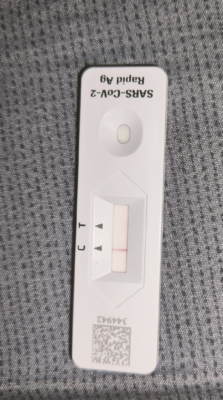 我確診了，麻麻不准我出去聊天了，政府要我帶口罩了