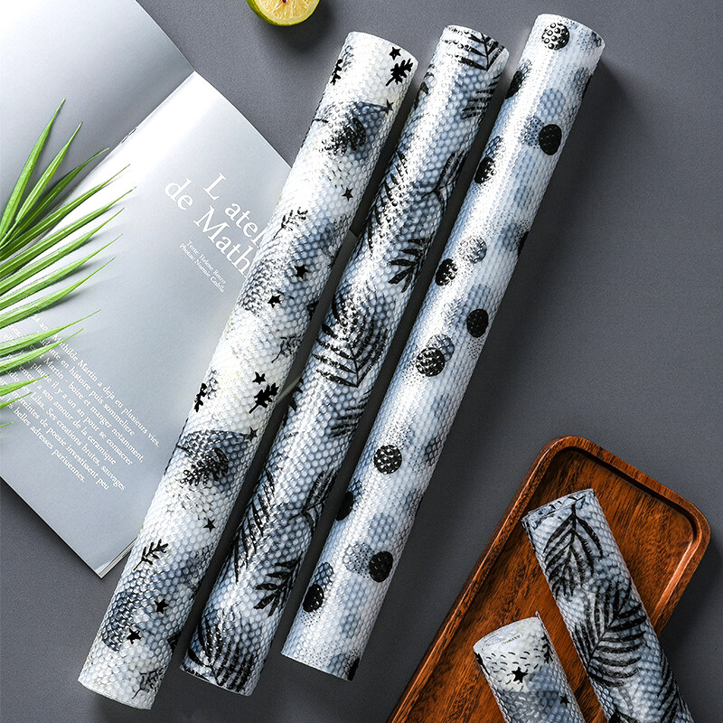 1組2入(可挑選2種不同的款式) 尺寸121.5*45cm 材質eva 款式葉子波點樹林 印花櫥櫃家用抽屜防潮墊使用簡單 可自由裁剪 用途廣泛 可用於廚房餐桌 櫥櫃 抽屜 輕鬆裝點增加時尚感