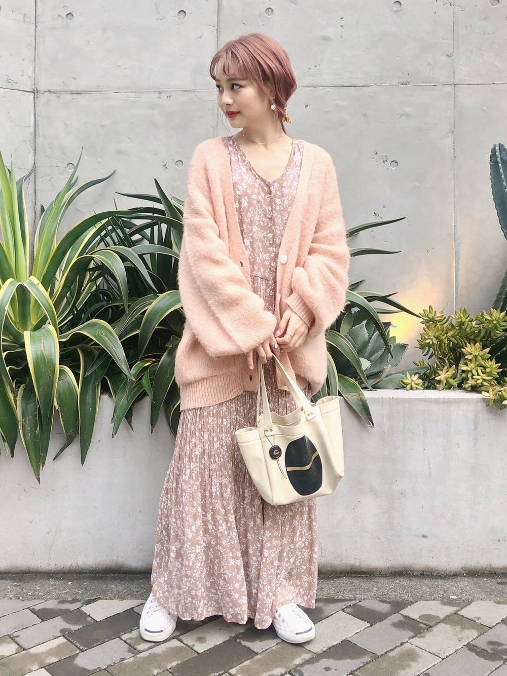 想營造春意盎然的微甜魅力？跟著日本女生學會穿搭粉嫩色單品1