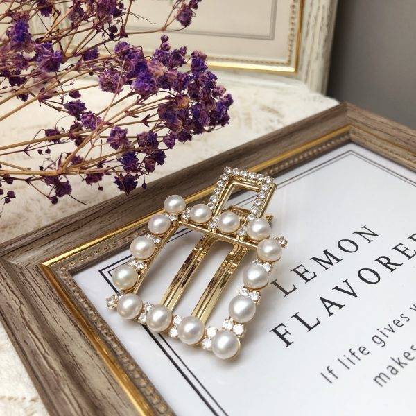 以天然淡水珍珠製作的髮夾，鏤空方形及水鑽點綴的優質金屬，有別於一般低價髮飾，充滿青春亮麗氣質。商品規格材質精緻厚合金鍍金，天然淡水珍珠尺寸長：5.3cm，最寬：3.5cm其他說明不易褪色，不同於市面低