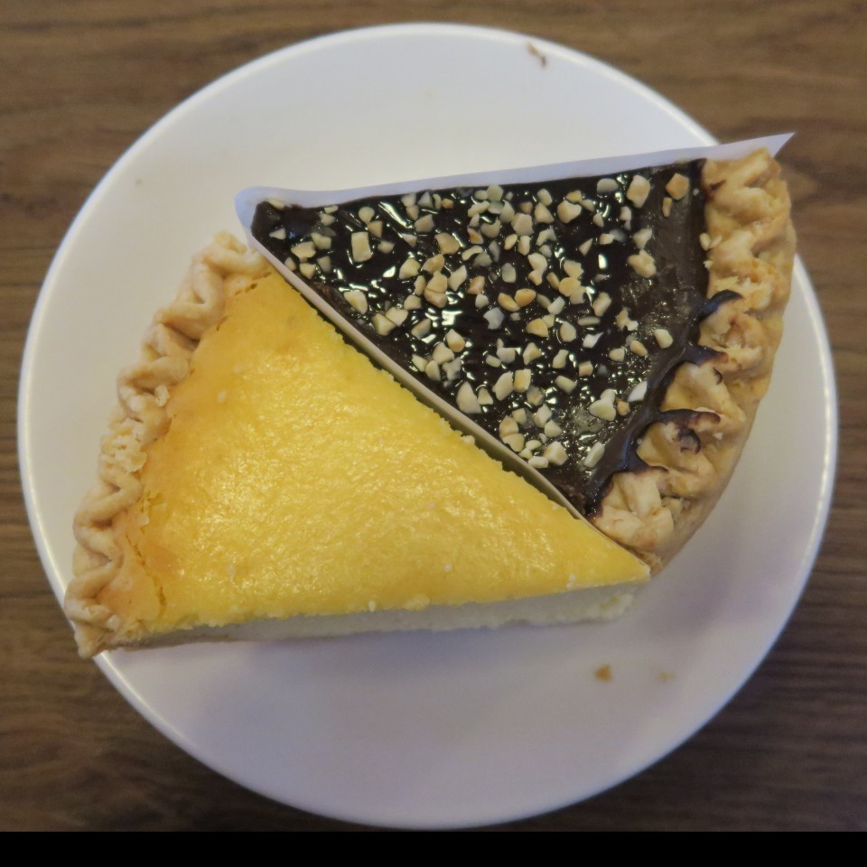 •品牌:艾媽咪 •保存期限:冷藏4天 •規格:8入/盒 •產地:台灣 •食品業登錄字號:A-124453328-00001-0 •巧克力成分:派皮:麵粉,水,鹽巴,植物油 餡料:巧克力餅乾.巧克力.杏