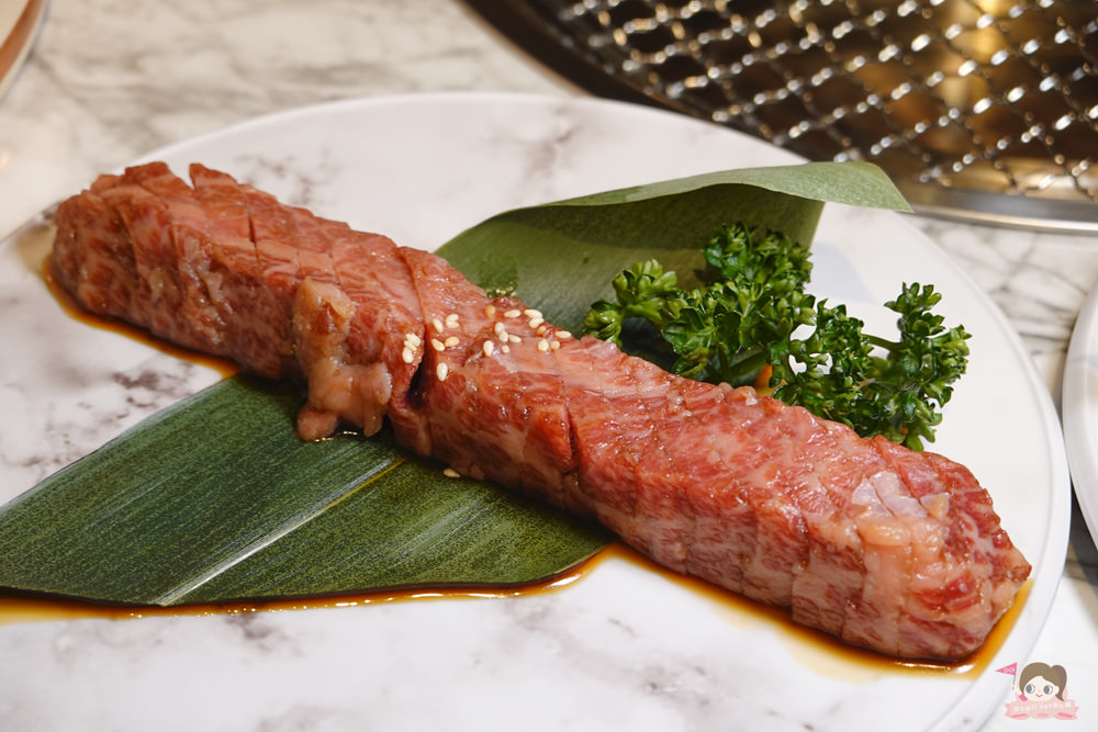 台北 遠百信義 A13 YKNK club，和牛燒肉居酒屋兼 KTV，嗨到凌晨 2 點附上燒肉管家！樂軒新作，必吃！