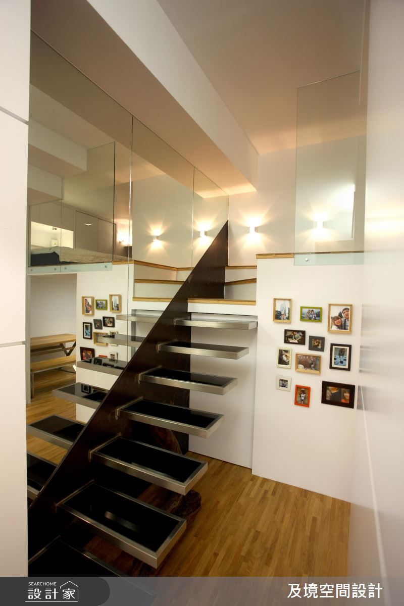 同樣鏤空設計的樓梯，搭配一旁的鏡面更能塑造寬廣的空間感。