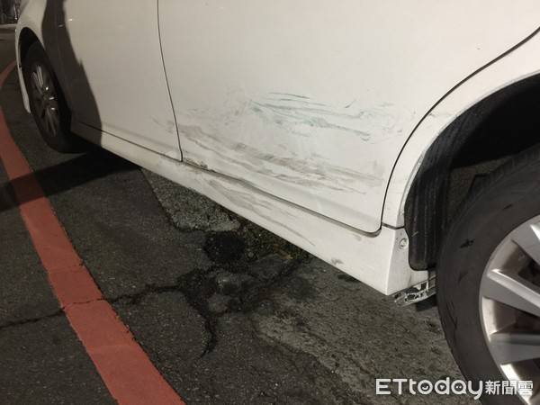 台中機車闖紅燈撞轎車女騎士 空翻一圈 倒地爬起快閃 我趕上班 Ettoday新聞雲 Line Today