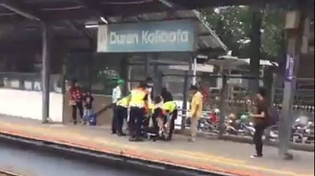 Bidik layar video viral pengguna KRL ditandu petugas di Stasiun Duren Kalibata, Jaksel. (Twitter)