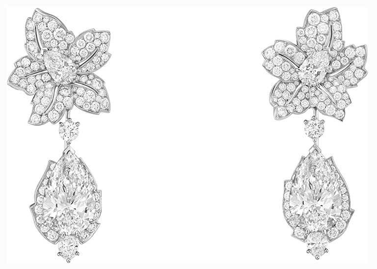 Van Cleef & Arpels「Tendresse Étincelante可轉換式耳環」，白K金、1顆重10.15克拉的DFL 2A級梨形鑽石、1顆重10.06克拉的DFL 2A級梨形鑽石、鑽石。（圖╱Van Cleef & Arpels提供）