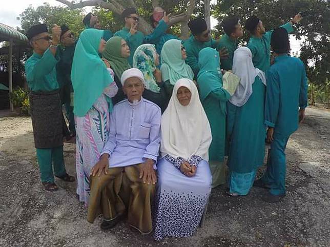 7 Gaya Foto Keluarga Pas Lebaran Ini Bikin Ketawa Ngakak