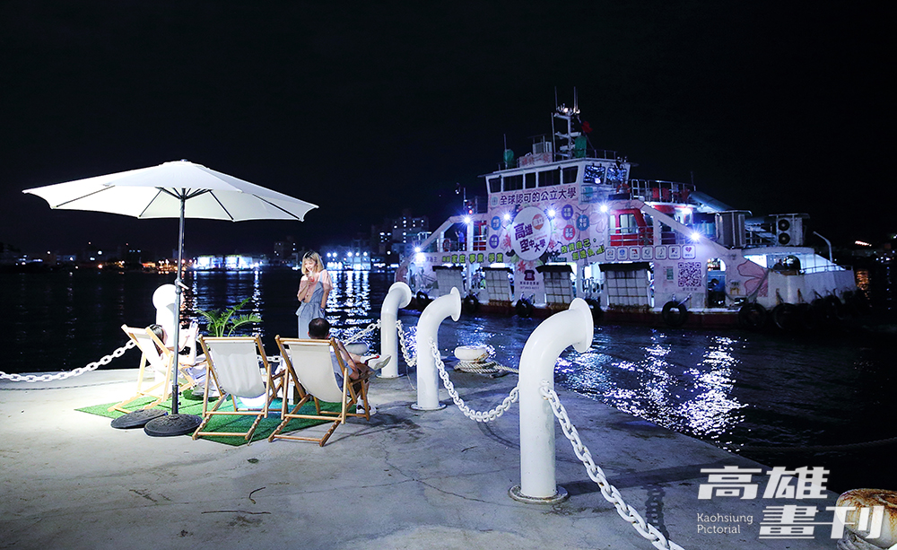 往返於哈瑪星與旗津的渡輪照亮港邊夜色，忽遠忽近，是海面上流動的光景。(攝影/Carter)