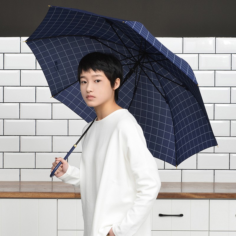#日系 #日本同步 經典格子，鍍金質感工藝的#雨傘 風格簡單，因此搭配自身整體服飾也相當容易 可防風、防雨、防紫外線陽光 - 商品規格： 顏色：深藍色/白色 重量：323g 尺寸：傘骨長56.5cm；