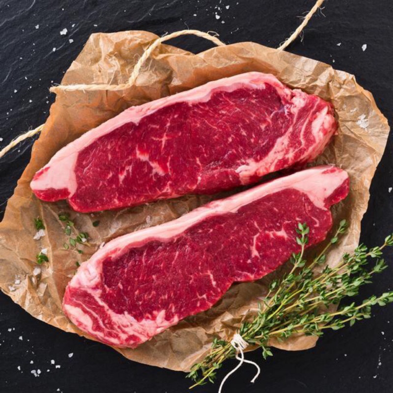 紐西蘭自然放牧健康肉品純天然草飼，安全可溯源紐西蘭牛肉被QIE(世界動物衛生組織)，宣告為安全肉品，P.S.等級紐約客，油花燒透後，牛油香飄散！飽和脂肪酸含量低，健康食用價值極高，肉感有嚼勁，風味濃郁