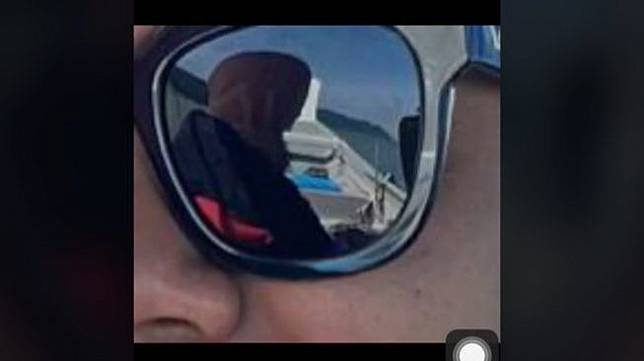 Jeli! Istri Lihat Sosok Berkerudung di Pantulan Kacamata Suami. (TikTok/@roserosanne13)