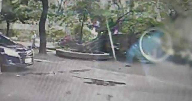 步出告別式會場　突遭路樹倒塌壓死