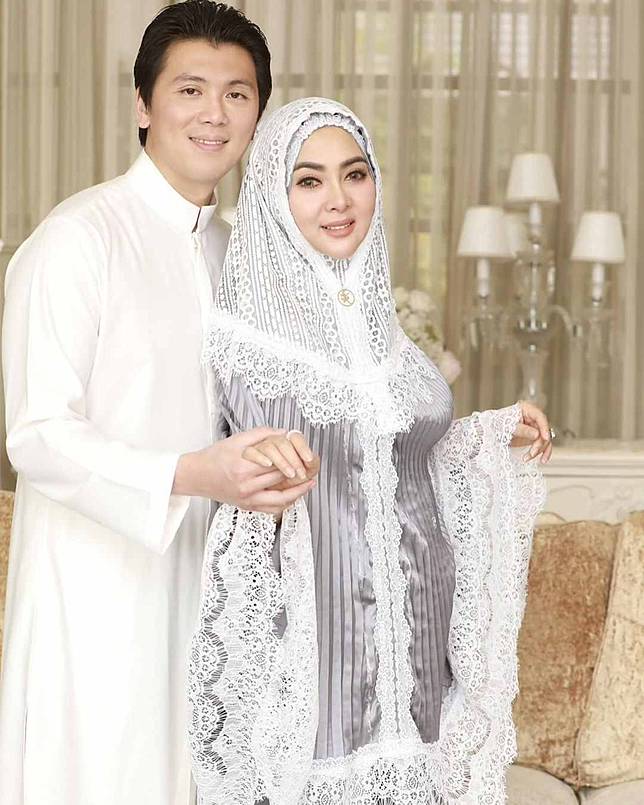 Pakai Hijab Syahrini Terlihat Anggun Dan Menawan Dalam Balutan Baju Lebaran Silver Hotnews Wiki