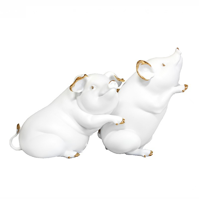 品牌：1300共「豬」(組)家庭系列，傳達家的重要性，家人是最重要的財富，有他們當背後的靠山，讓我們安心的飛得更高更遠!作品中的小豬們生動的姿態與福氣的樣貌，傳達滿滿的幸福感。扶持相伴-不論艱難險阻，