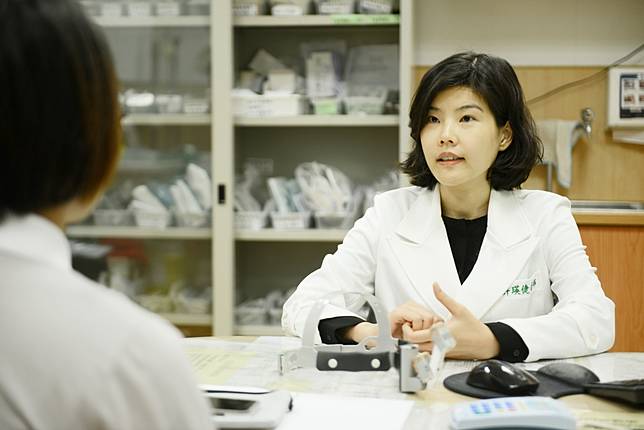 講話突然「破鑼嗓」喝水老嗆到  沒抽菸的她3個月後驚見是癌