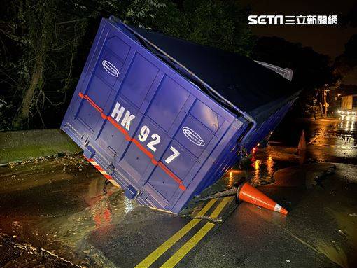 驚！聯結車「輪陷」　半截車身被吃掉