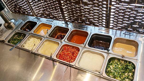 【台北美食】肉多多火鍋古亭旗艦店-最低不到400元蔬菜、副餐、冰淇淋無限量吃到飽！壽星送肉蛋糕！