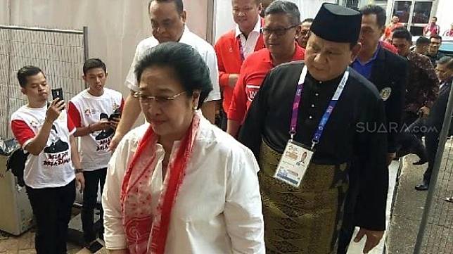 Prabowo Subianto menyambut Megawati Soekarnoputri. (Suara.com/Ria Rizki)