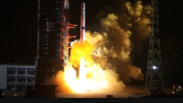 中國「嫦娥四號」成功著陸月球背面，他們的通訊訊號是怎麼從月球背面傳到地球的？