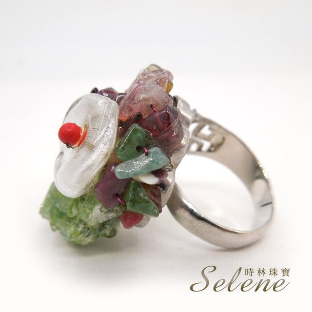 限量設計款 僅此一只 【Selene】手作田園風情花戒(限量特價品) 手作設計，造型精緻 顏色繽紛,更顯年輕品味 打開事業財富,凝聚貴人好運 商品規格 ◎內容：戒指x1 ◎主石：水晶，琉璃，碧璽，銅台
