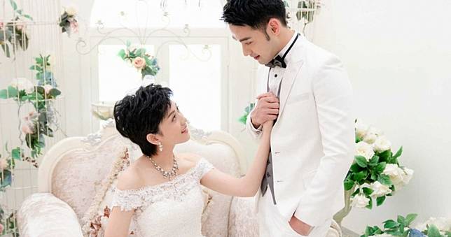 披婚紗狂踩鞋跟不仆街　侯怡君這招超內行