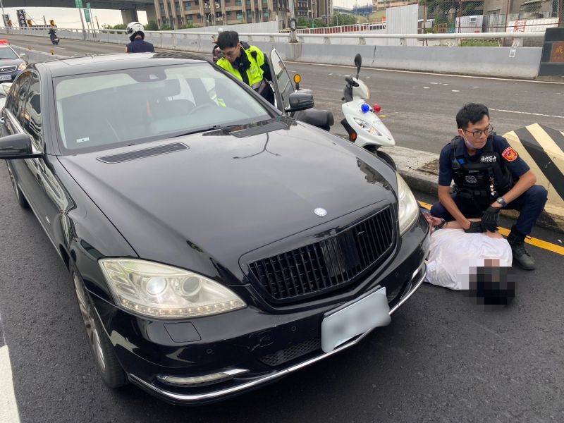 毒品通緝犯駕車狂飆 女伴見警拔槍嚇壞鬼叫 Nownews 今日新聞 Line Today