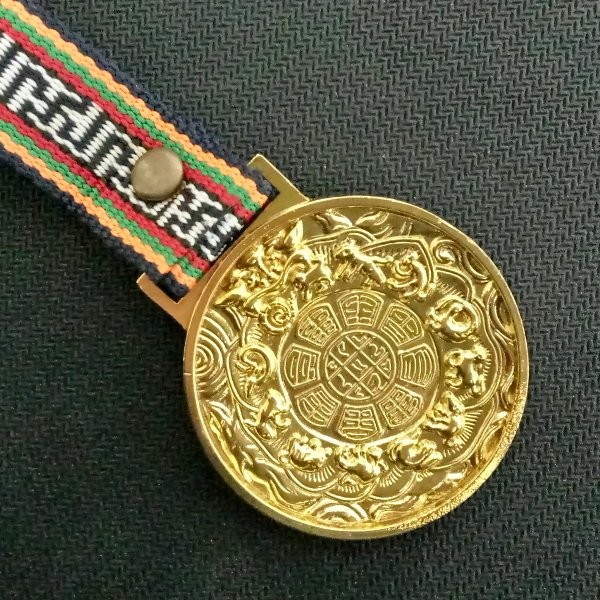 地、等人種事物。 內圈是按龜背的九格，分為九數，第一宮為白色，象徵藥物，第二宮黑色，象徵魔，第三宮碧色，象徵水，第四宮綠色，象徵龍，第五宮黃色，象徵戰神，第六宮白色，象徵君主，第七宮赤色，象徵妖，第八