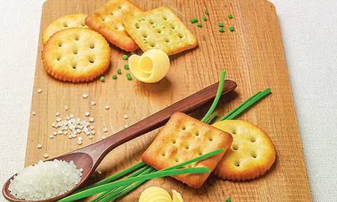 Inilah Alasan Mengapa Biskuit Cracker Itu Berlubang-lubang!