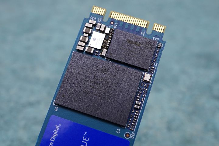 主控晶片與快閃記憶體均是自家旗下 SanDisk 製品，其中主控晶片為中國製，快閃記憶體為 TLC 顆粒，為馬來西亞製。