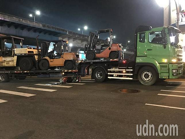 台中市傍晚下班尖峰時段，一輛聯結車與機車發生碰撞，機車騎士送醫。記者林佩均／攝影