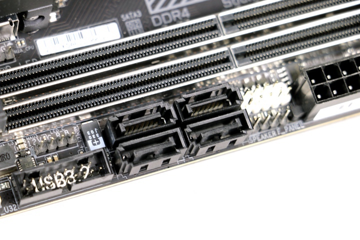 除了M.2插槽外，B550I AORUS PRO AX主機板也提供4個SATA 6 Gb/s連接埠。