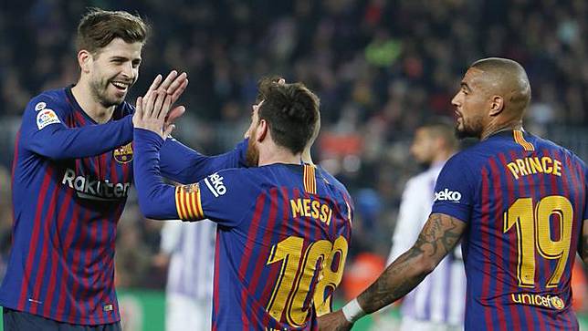 Bek Barcelona, Gerard Pique, merayakan gol yang dicetak Lionel Messi ke gawang Valladolid. (AFP/Pau Barrena)