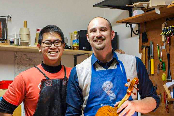 王宇寧前往義大利製琴重鎮─克里蒙納，向Gianluca Zanetti拜師，學習手工製琴技藝，店內牆上還掛著兩人的合照。（圖片提供/王宇寧）